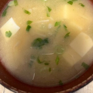 豆腐とわかめと水菜とねぎの味噌汁
